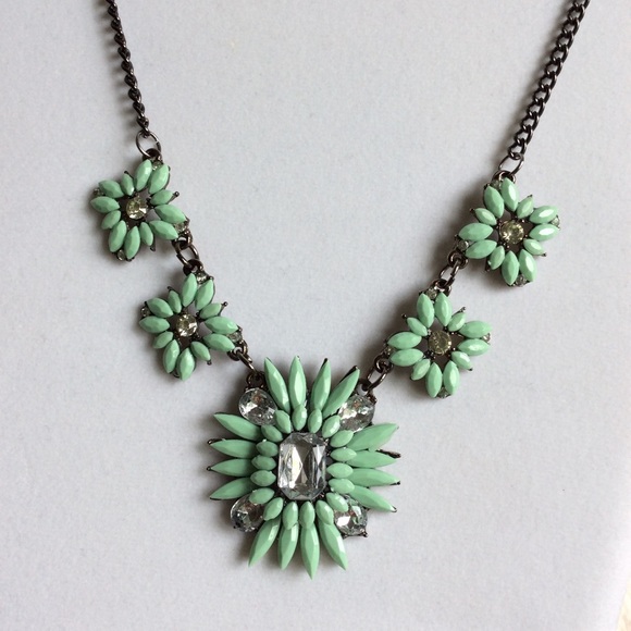 Statement Necklace w/Mint Green Flowers & Stones. - Picture 8 of 8